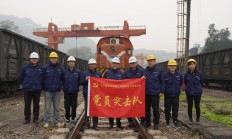 让党旗在一线高高飘扬——中国船舶长征重工为“党员突击队”授旗